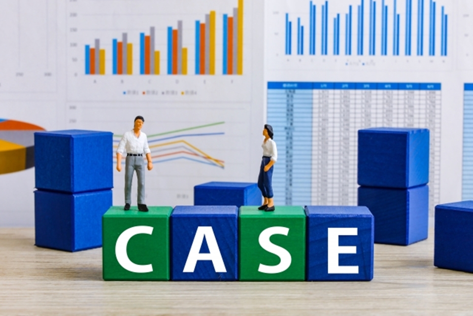 caseという文字の上にたつ二人のビジネスパーソン