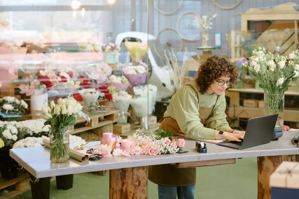花屋でPCに向かっている女性店員