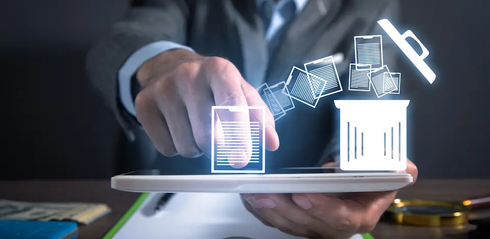 アカウントを削除するビジネスマンのイメージ画像