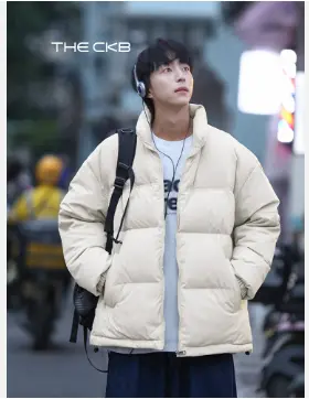 ダウンを着て歩く男性