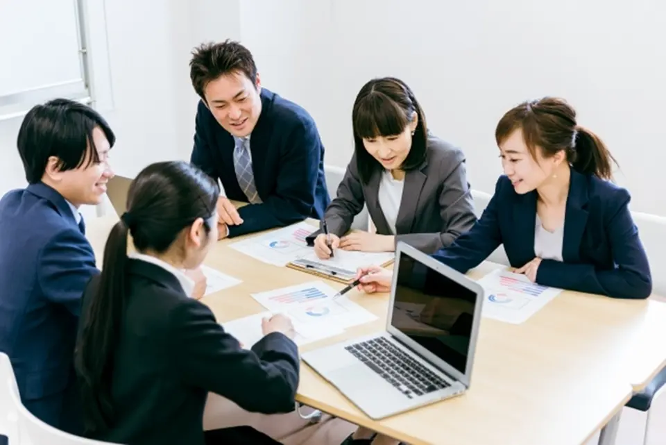 男女５人のビジネスマンが打ち合わせを行う画像