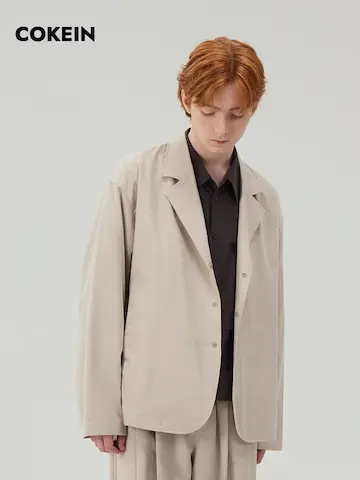 ライトベージュのブレザーを着た男性