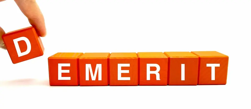 DEMERITの文字の画像