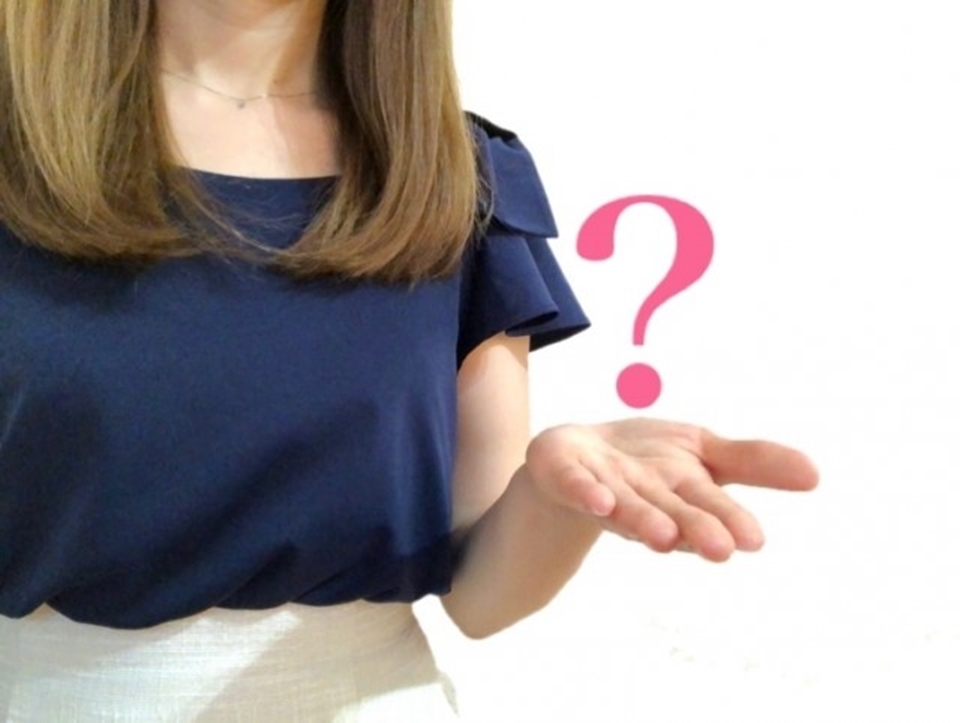 女性と手のひらの上のクエッションマーク