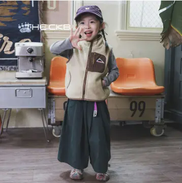 ベストを着てほほ笑む女の子