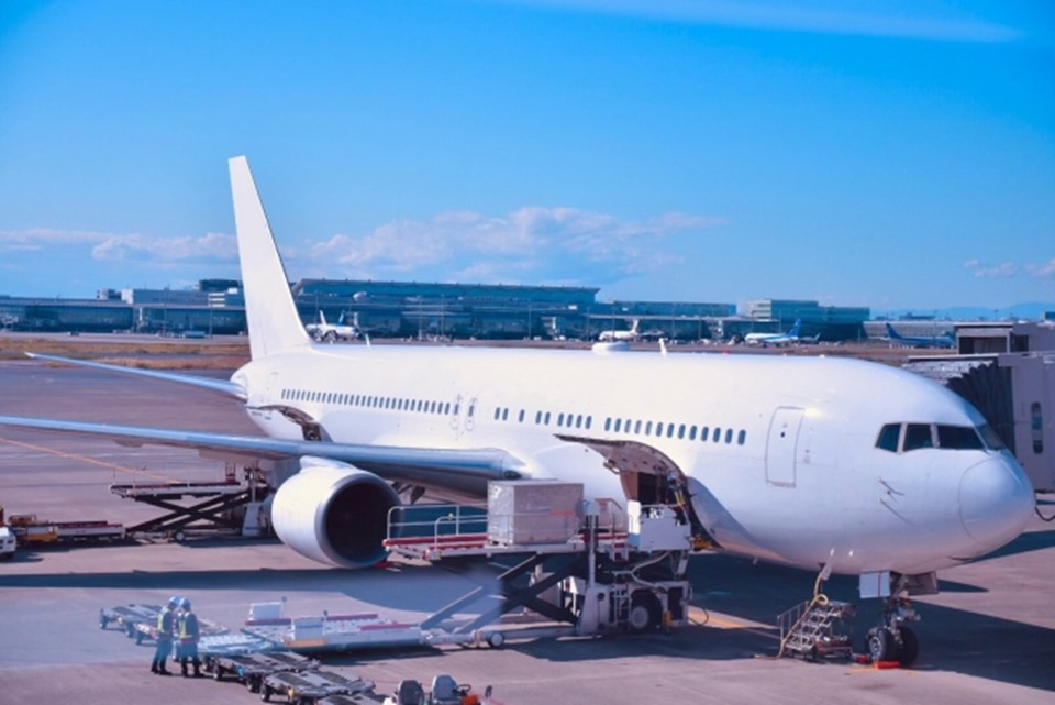 空港で貨物輸送機へ貨物を組み込む画像