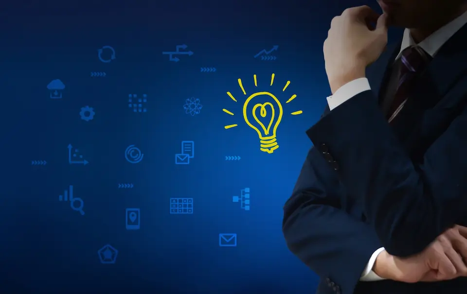 ビジネスマンが思考するポーズに、電球が光る画像