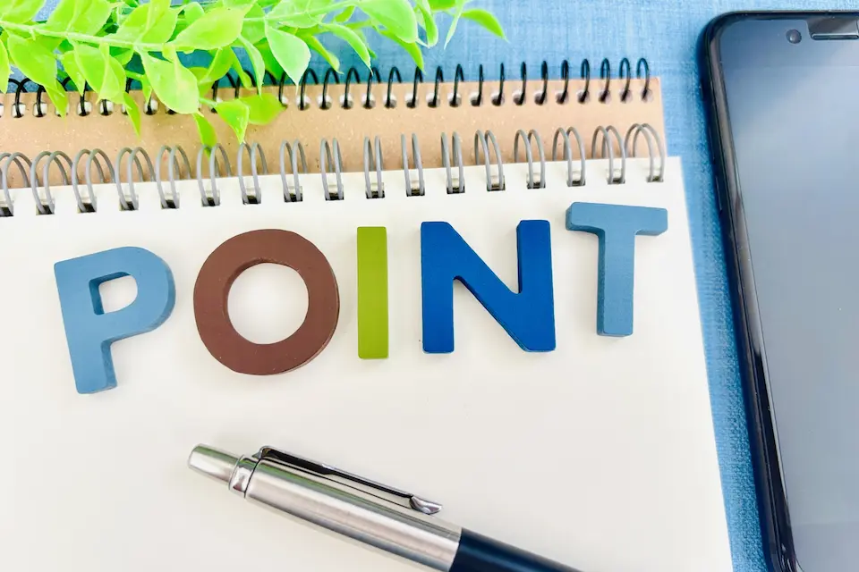 ノートにPOINTの文字とボールペン