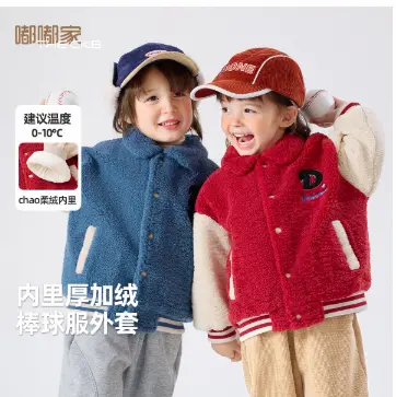 ウールセーターと帽子をかぶる男女の子供