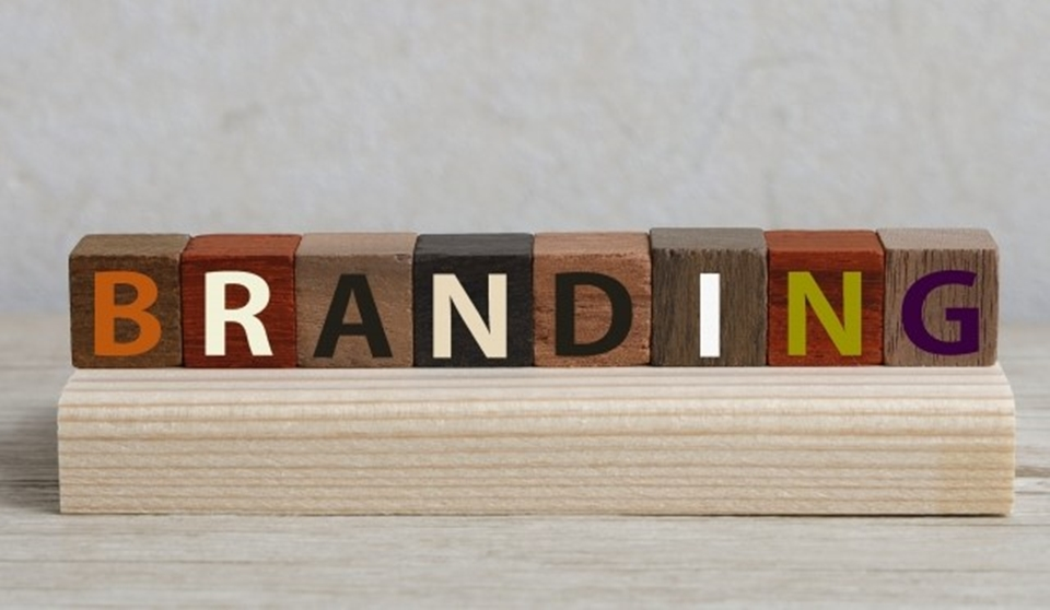  積み木に書かれたBRANDING の文字