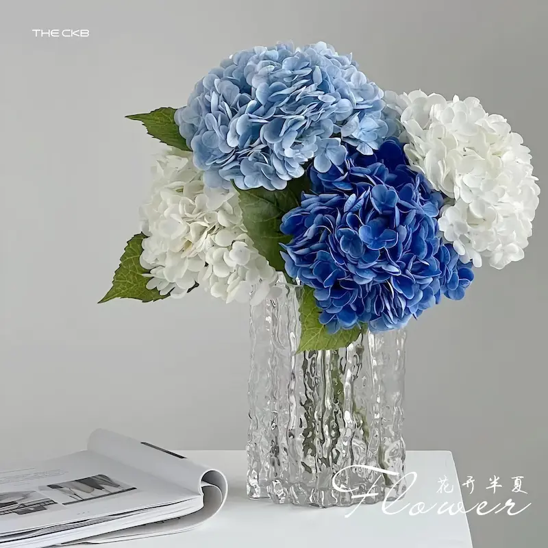 花瓶に差されたアジサイの造花